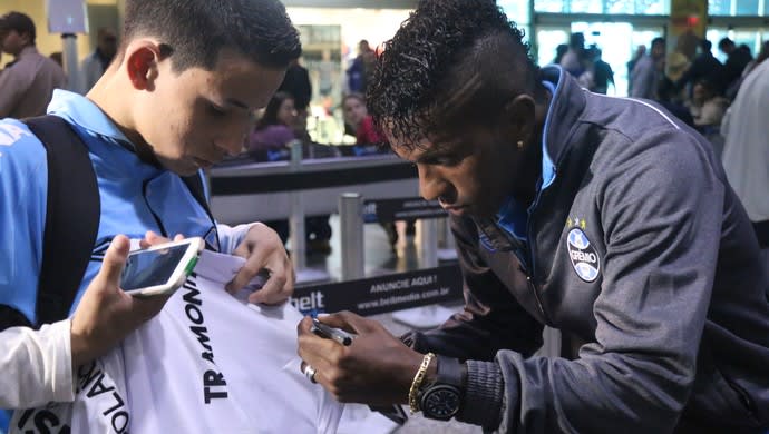 Sem heroísmo e com tietagem a Bolaños, Grêmio embarca para Rosário