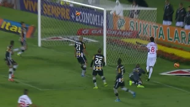 Elias, Willian e Ganso disputam gol mais perdido do Brasileirão 2013