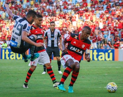 Zagueiro Juan renova contrato por mais uma temporada com o Flamengo