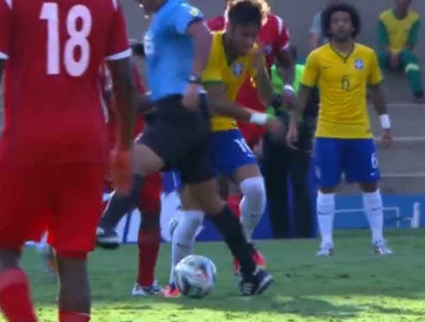 [COPA 2014]Neymar dá caneta até em árbitro na goleada do Brasil diante do Panamá