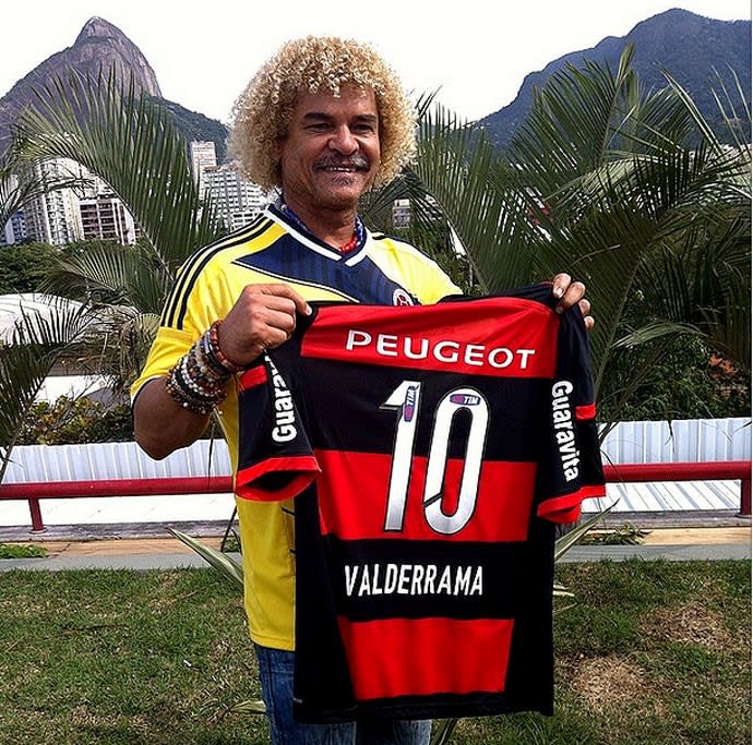 Curtinha: Valderrama visita a sede da Gávea e recebe camisa do Flamengo