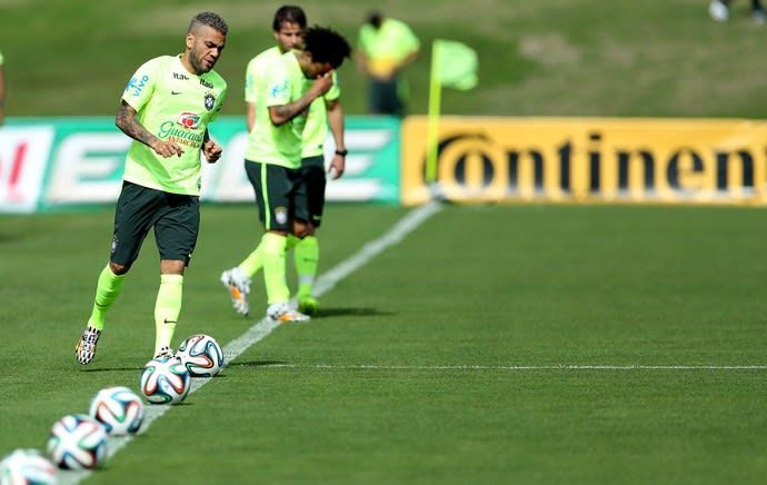 [COPA 2014] Fernandinho aparece no time titular de Felipão em treino na Granja