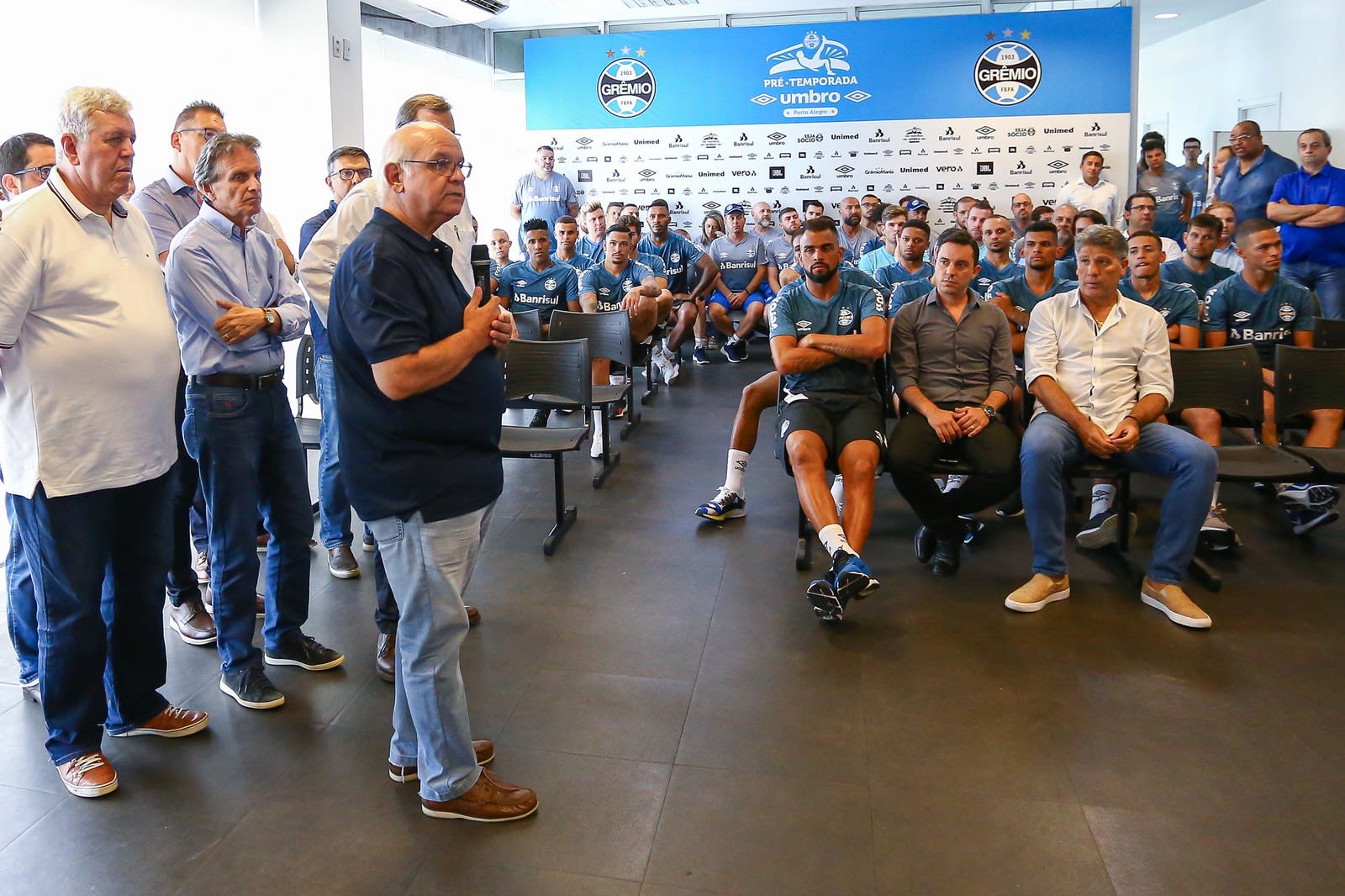 Grêmio identifica carências e estabelece cautela para contratações; confira os nomes