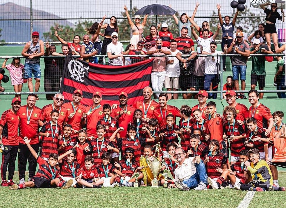 Com filhos de Diego e Eduardo da Silva no time, sub-11 do Flamengo é campeão da Taça Guanabara