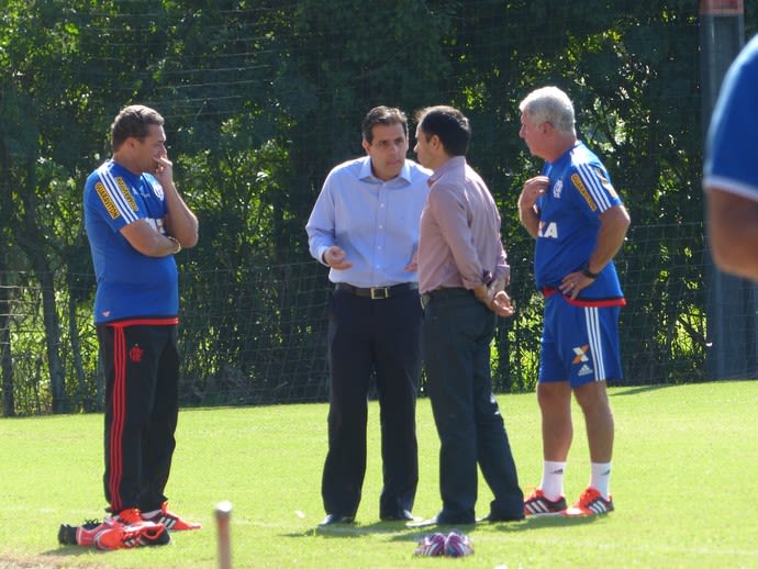 Treino do Fla é marcado por presença da diretoria e ligações telefônicas