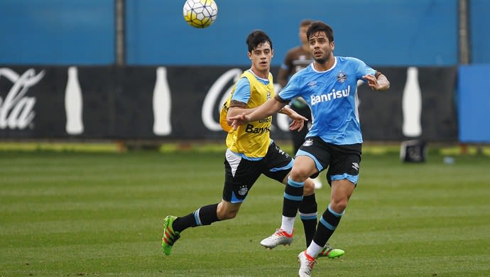 Roger observa promessas do Grêmio em coletivo entre reservas e time sub-20