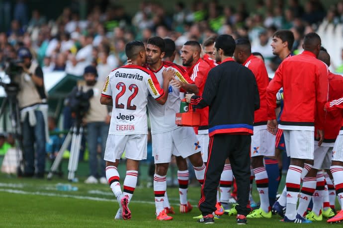 Com um a menos, Flamengo vence fora, deixa o Z-4 e afunda o Coritiba