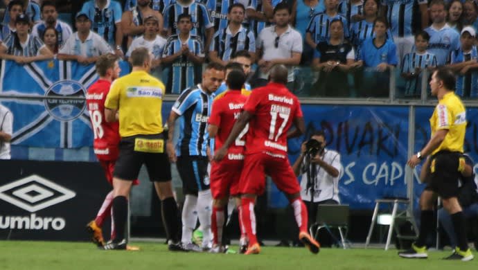 TJD irá denunciar William por entrada em Marcelo Oliveira no Gre-Nal 409