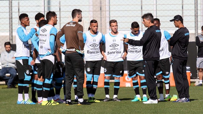 Renato reúne grupo do Grêmio e terá conversa em hotel antes de decisão