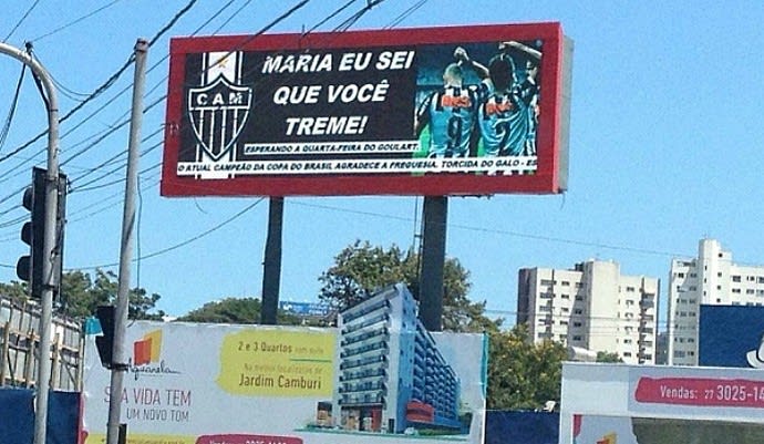 Torcedores do Atlético-MG provocam o Cruzeiro com outdoor em Camburi