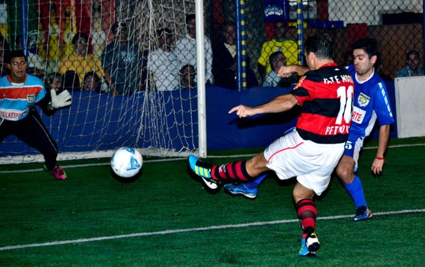 Aos 40 anos, Pet estreia com gol e vitória no futebol de 7 do Flamengo