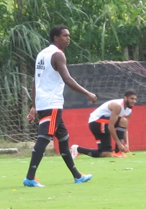 Luiz Antonio deve atuar como lateral do Flamengo contra o Palmeiras