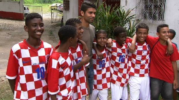 Vila Croácia: com bandeira e camisa quadriculada, time de favela do Rio ganha apoio de Eduardo da Silva