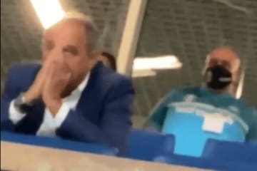 Sofrimento, emoção e final feliz: vídeo mostra reações de dirigente do Grêmio durante vitória na Arena