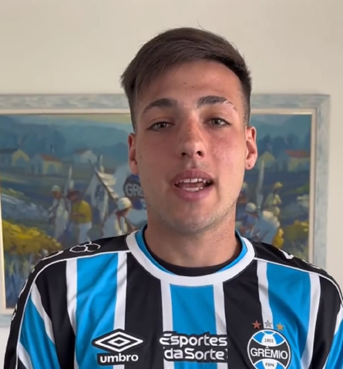 Besozzi é apresentado pelo Grêmio e fala sobre suas características