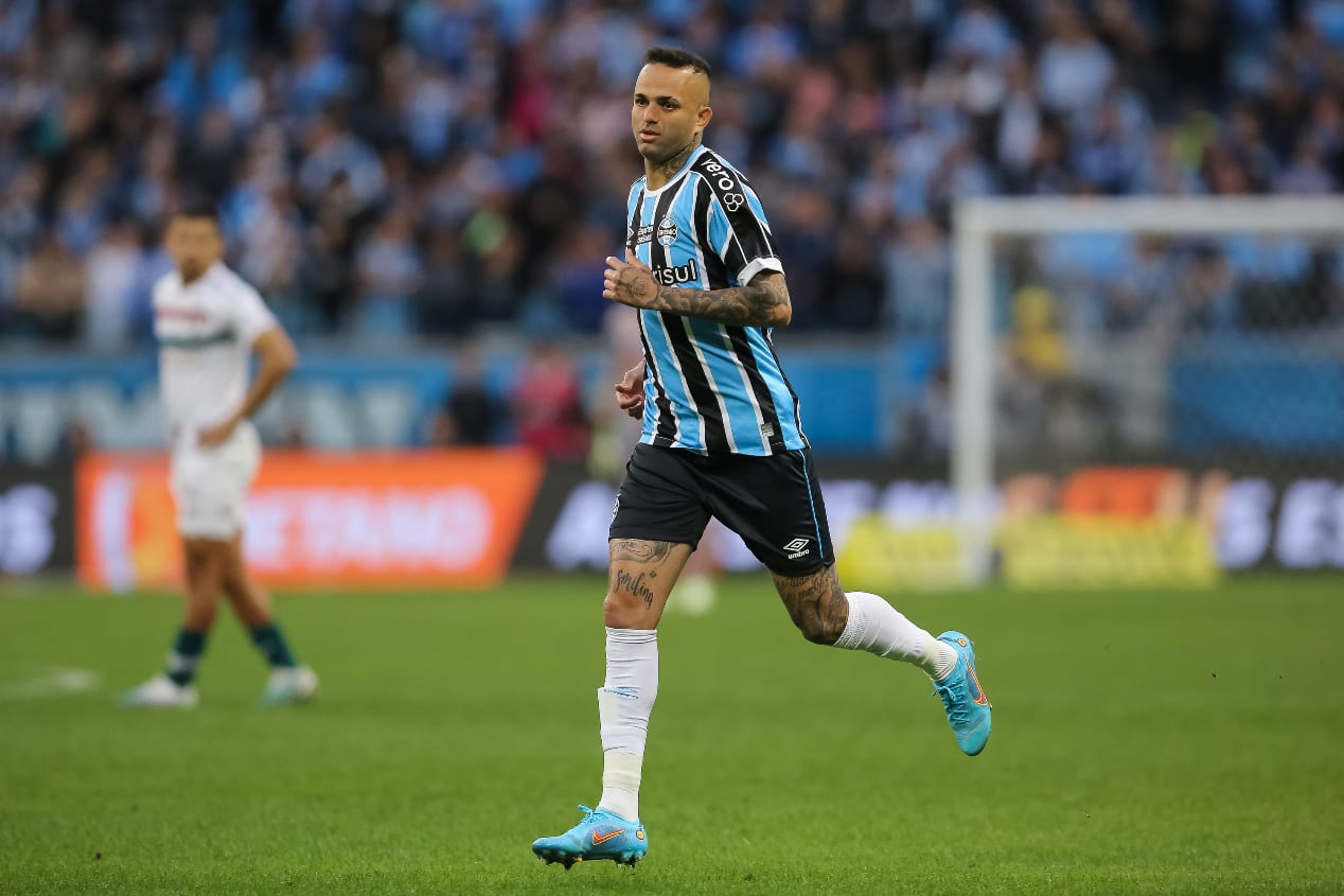 Luan fala em tom de despedida e exalta classificação do Grêmio