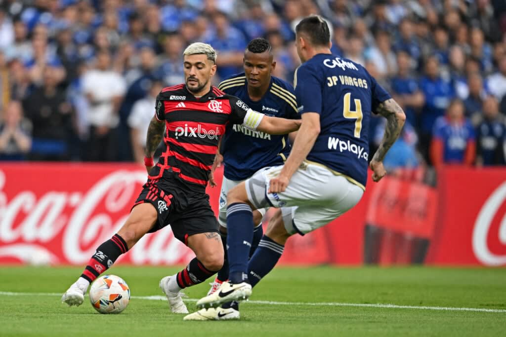 Flamengo empata com Millonarios na estreia da Libertadores após vantagem inicial diminuída.