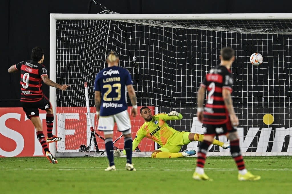 Varela preocupa Flamengo após saída por lesão na partida da Libertadores.