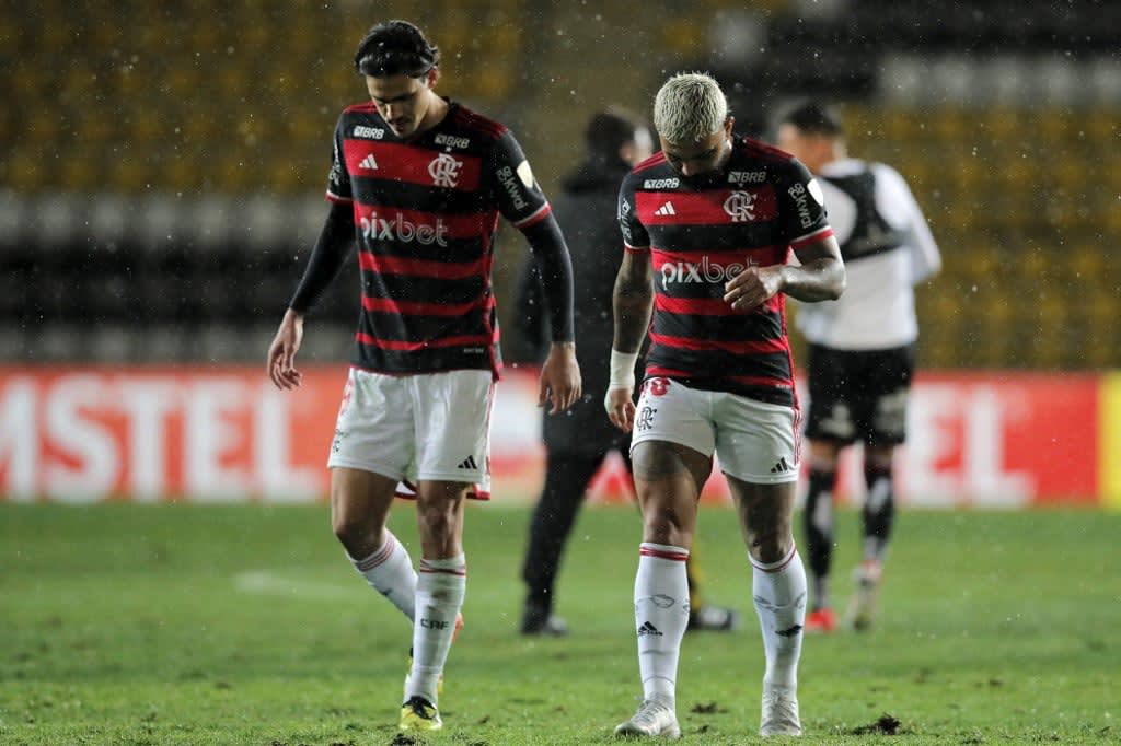 Protestos marcam recepção da Delegação do Flamengo após derrota na Libertadores