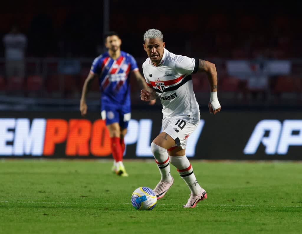 Para o duelo, o São Paulo não poderá contar com Luciano, suspenso pelo acúmulo de cartões amarelos, e nem com Michel Araújo, diagnosticado com um estiramento no ligamento colateral medial do joelho esquerdo. Além disso, Pablo Maia segue no DM, enquanto Rafinha aprimora a física. Por fim, o goleiro Rafael (Brasil), o meia James Rodríguez (Colômbia), o volante Bobadilla (Paraguai) e o zagueiro Ferraresi (Venezuela) estão com suas seleções disputando a Copa América. (Foto: Rubens Chiri/Saopaulofc.net)