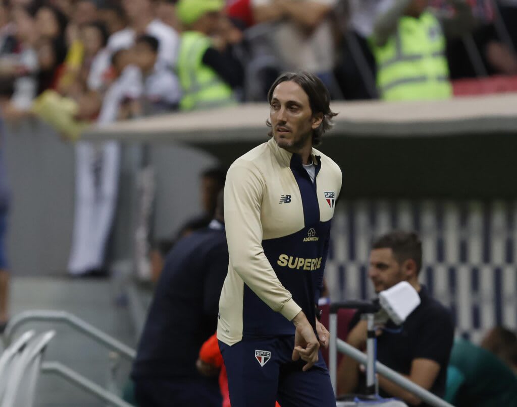 O São Paulo vem de um empate sem gols com o Juventude, em Brasília, e quer encostar nos líderes do Brasileirão. Para isso, contudo, o time não terá o técnico Luis Zubeldía, suspenso. A equipe será comandada pelo auxiliar Maxi Cuberas.