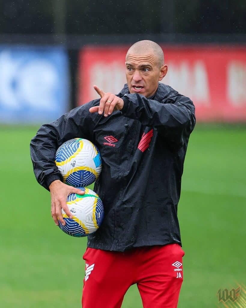 Um provável Athletico-PR tem: Léo Linck; Léo Godoy, Kaique Rocha, Thiago Heleno e Esquivel; Erick, Fernandinho, Christian, Zapelli e Julimar; Mastriani (Pablo). (Foto: José Tramontin/athletico.com.br)