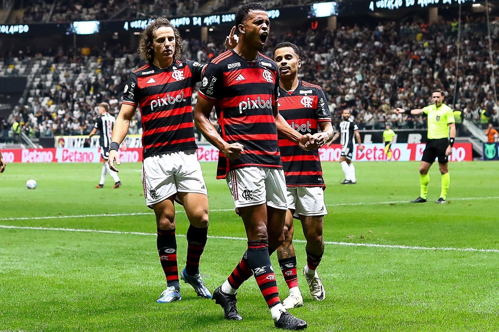 Flamengo goleia Atlético-MG e mantém liderança no Brasileirão.