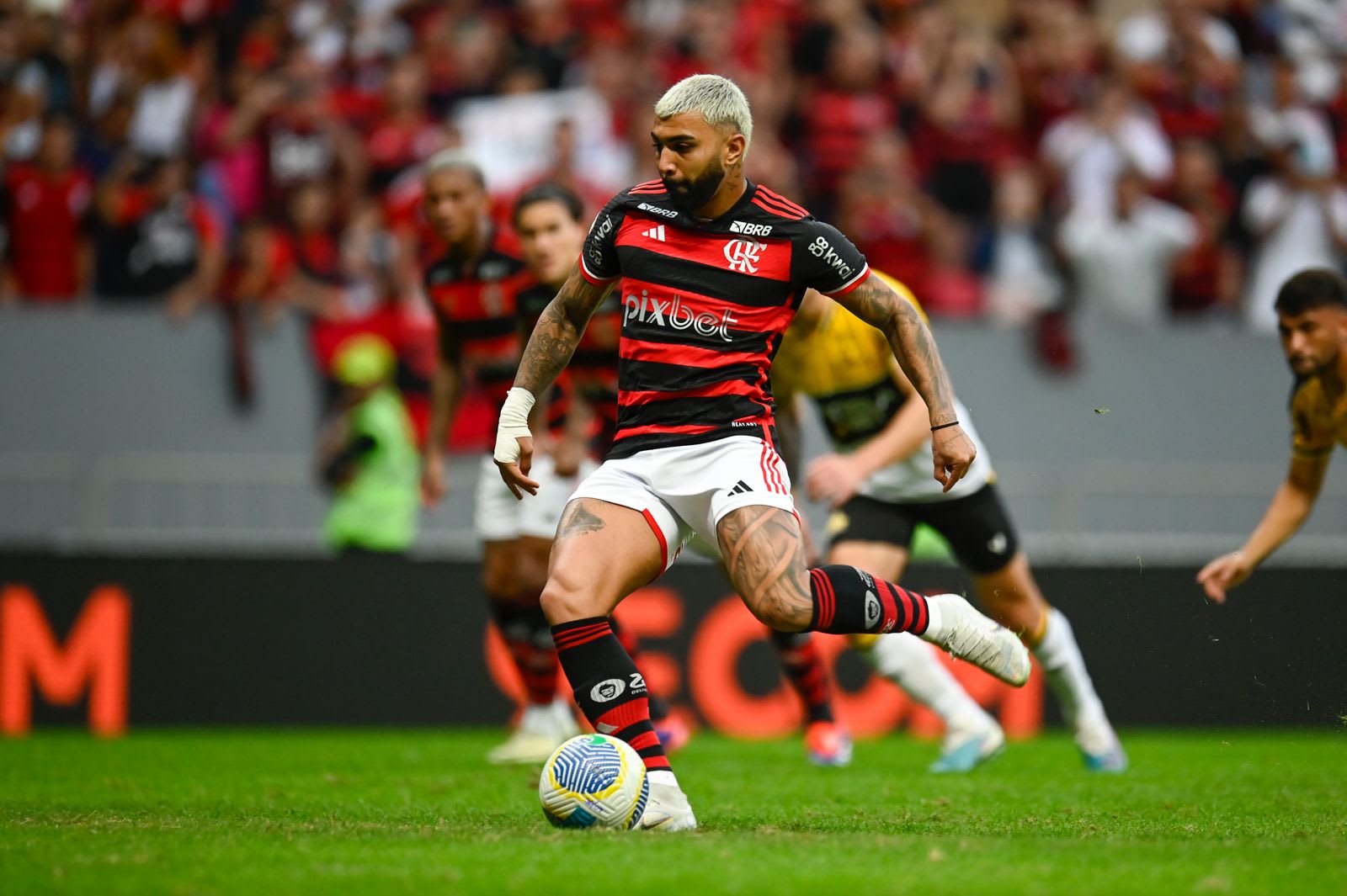 Landim revela impasse em renovação com Gabigol, mas confirma interesse do Flamengo.