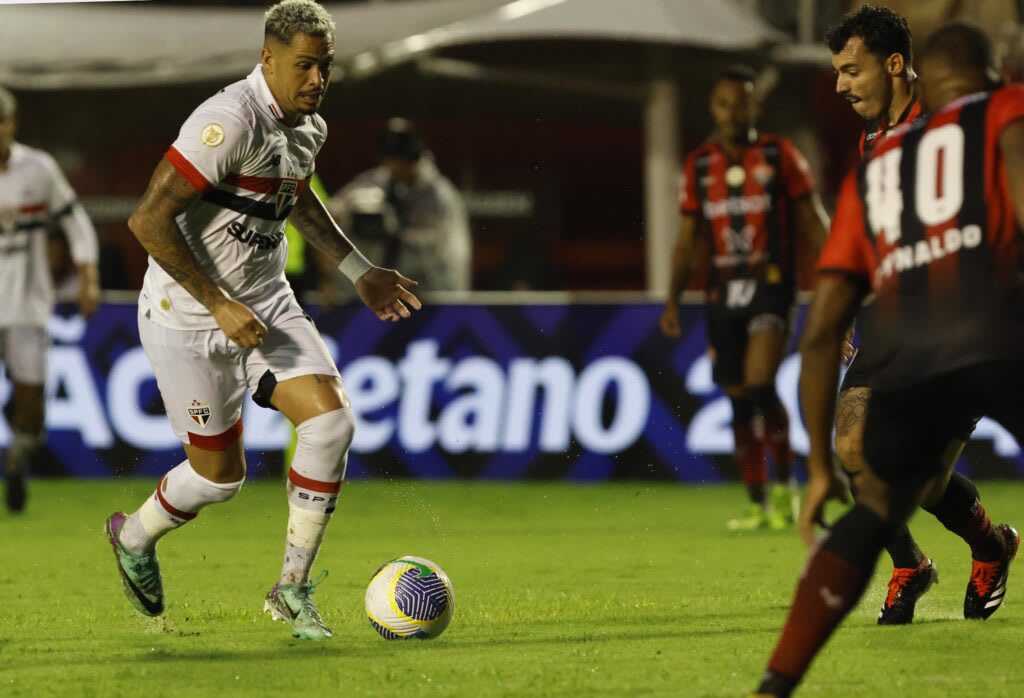 As duas equipes se encontram em situações distintas na tabela da Série A. O São Paulo figura na sexta colocação, com 38 pontos, e briga pelo G4 da competição. Já o Vitória aparece na 16ª posição, com 22 pontos, e faz sua luta contra o rebaixamento para a Segunda Divisão.