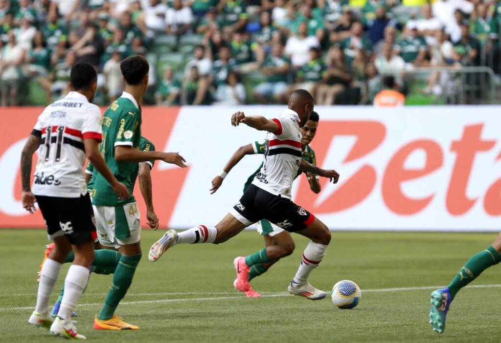 São Paulo: o Tricolor vem de derrota por 2 a 1 no Campeonato Brasileiro para o Palmeiras, no Allianz Parque. A equipe, então, caiu para a sexta colocação, com 38 pontos.