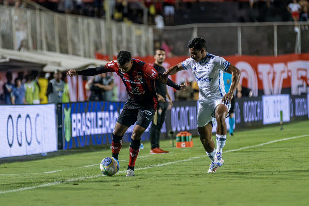 Do outro lado, o Vitória chega após sofrer o empate contra o Cruzeiro, em 2 a 2, na última rodada do Brasileiro, dentro de seus domínios. Nos últimos cinco jogos, o Leão acumulou duas vitórias, duas derrotas e esse único empate.