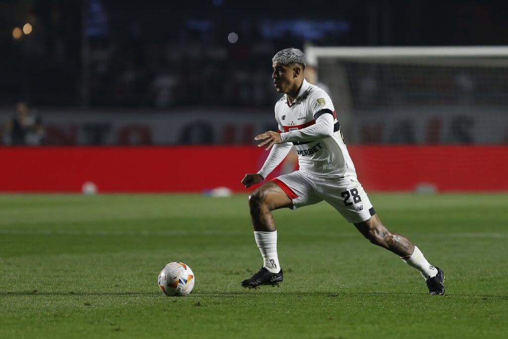 Quem assume a vaga de Alan Franco? Na vaga do zagueiro argentino, o favorito é Ferraresi. Sabino, contudo, atuou bem quando acionado e acirrou a briga pela titularidade no jogo contra o Atlético-MG.