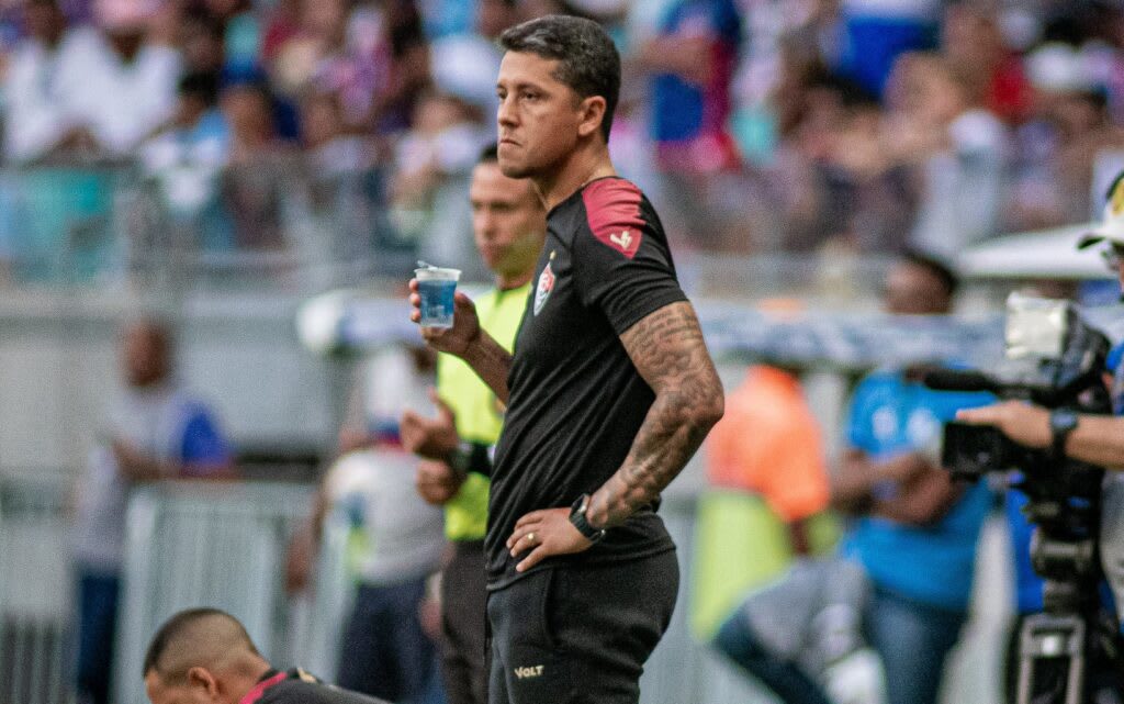 O técnico Thiago Carpini já cumpriu suspensão na última rodada, poderá ficar à beira do gramado e terá um reencontro com o São Paulo. Quem, entretanto, está suspenso, é o zagueiro Neris, que foi expulso no empate contra o Cruzeiro. O Vitória ainda deve ficar sem Camutanga, lesionado. Em contrapartida, o time terá os retornos de Willian Oliveira (que estava suspenso) e Janderson.