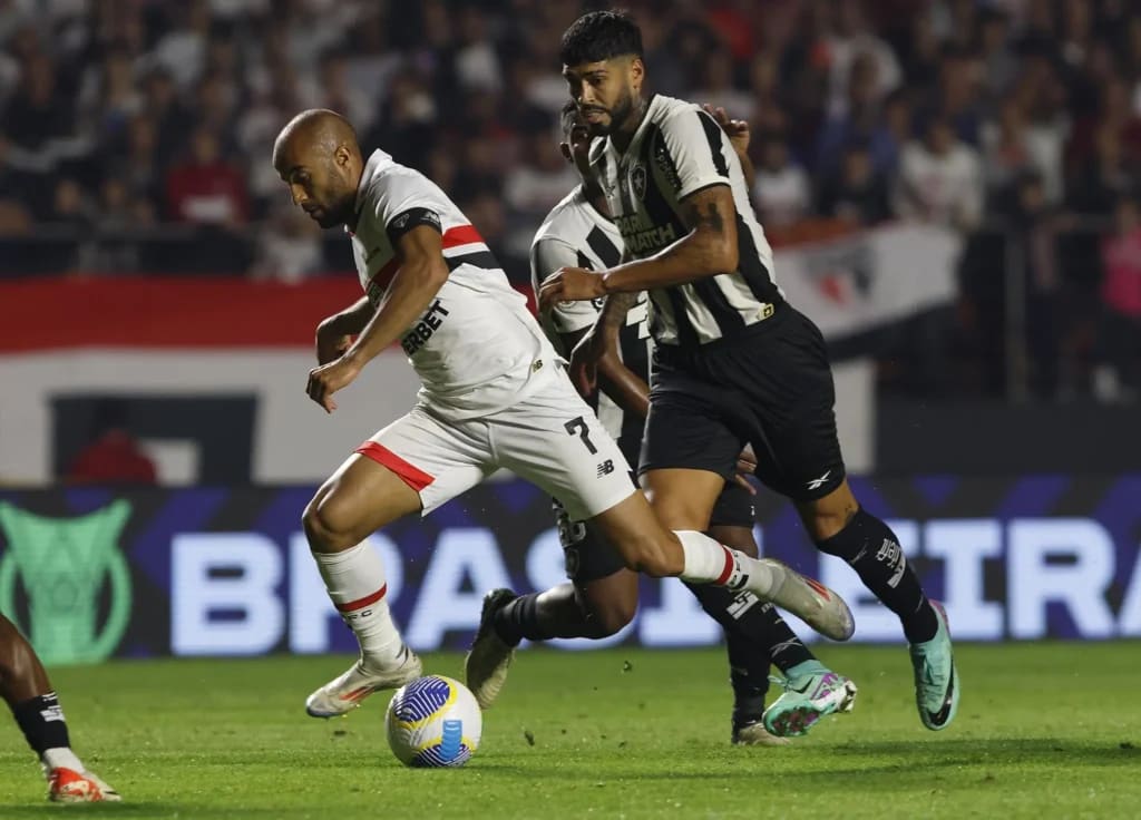 Nesta quarta-feira, São Paulo e Botafogo começam a decidir uma vaga nas semifinais da Libertadores 2024. A bola vai rolar às 21h30 (de Brasília), no Nilton Santos, no Rio de Janeiro (RJ). (Foto: : Rubens Chiri e Paulo Pinto/Saopaulofc.net)