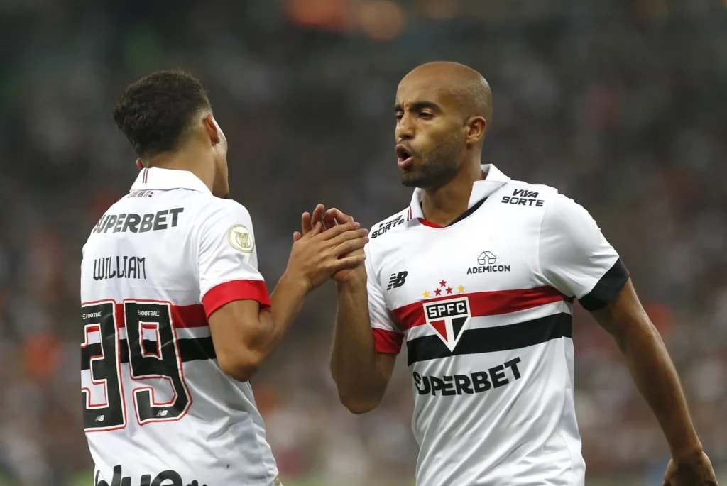 Lucas se reapresentou no CT da Barra Funda nesta quarta-feira, viajou com os companheiros e vai para o jogo. Ele estava defendendo a Seleção Brasileira durante a Data Fifa, nos compromissos pelas Eliminatórias. Inclusive, o camisa sete tricolor entrou em campo na derrota do Brasil para o Paraguai por 1 a 0, nesta terça, em Assunção.