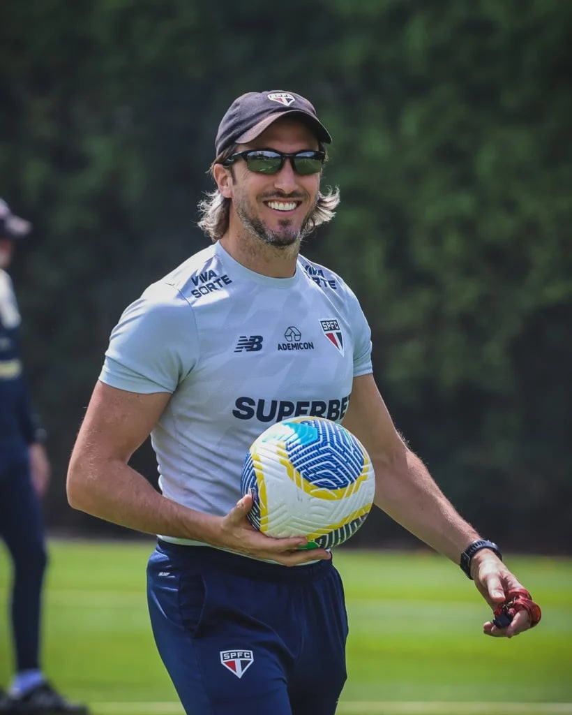 O técnico Luis Zubeldía também conta com Bobadilla que, assim como Lucas, retornou da Data Fifa. Além disso, Alan Franco, que estava suspenso no jogo de ida, e Igor Vinícius, que aprimorou a parte física, também reforçam a equipe. Entretanto, O zagueiro Nahuel Ferraresi é desfalque. Após defender a Venezuela, o jogador chega em São Paulo nesta quinta-feira e, portanto, não vai para o jogo. Pablo Maia, Alisson, Moreira, Patryck e Ferreirinha seguem do DM e também são baixas.