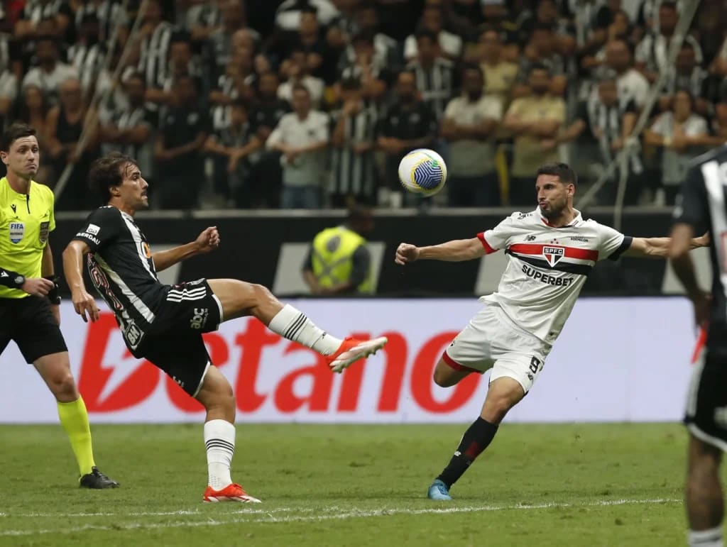 Calleri: o homem gol do Tricolor também decepcionou, se limitando a ser coadjuvante no ataque e preferindo argumentar a todo tempo com a arbitragem sobre possíveis faltas cometidas pelos defensores adversários. São em jogos como esse que Calleri deve chamar a responsabilidade e decidir, o que não aconteceu.