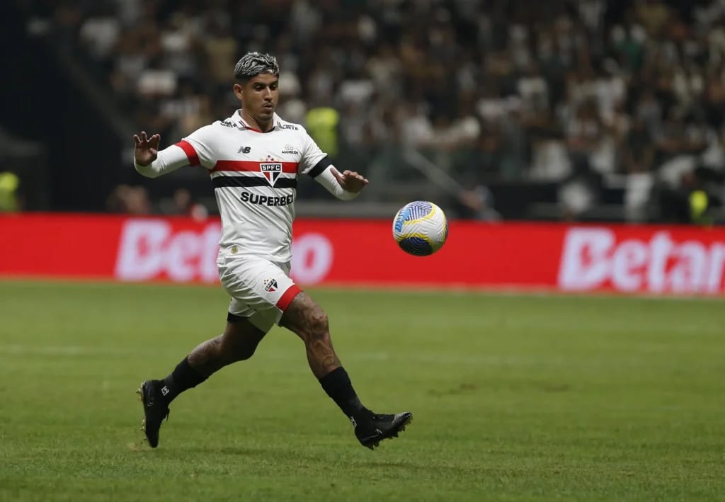 Alan Franco: o zagueiro argentino esbanjou personalidade, marcando firme os atacantes do Galo e tendo frieza para, mesmo pressionado em alguns momentos, sair jogando com qualidade, sem se afobar. Alan Franco fez uma partidaça em Belo Horizonte.