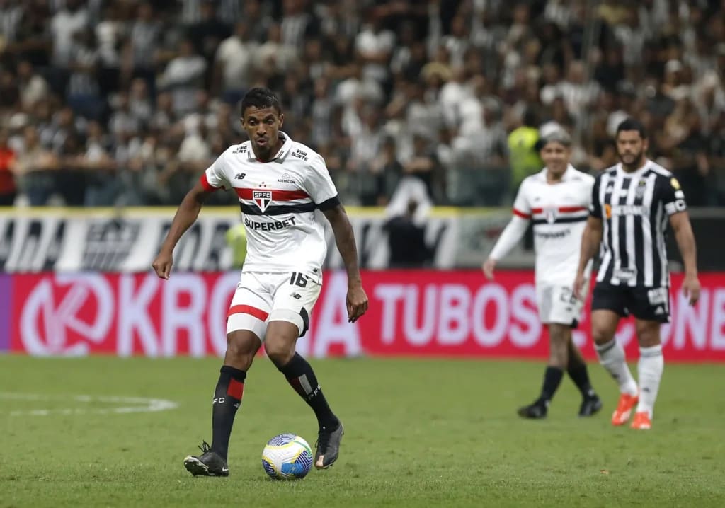 Luiz Gustavo: o experiente volante deu a consistência necessária no meio-campo do São Paulo, marcando firme e distribuindo bons passes ao longo dos 90 minutos, porém, não conseguiu explorar um de seus pontos fortes, que é o chute de fora da área, já que o Atlético-MG estava bem postado no campo de defesa.