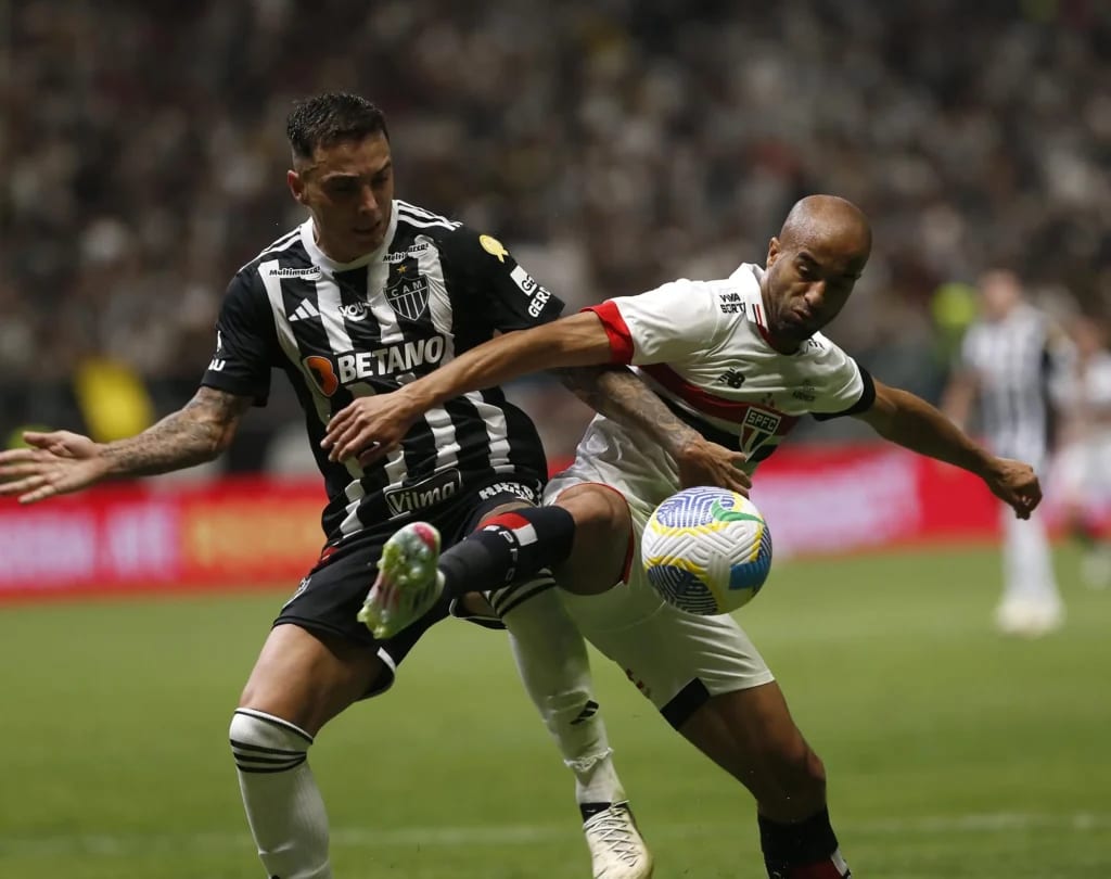 Lucas: depois de voltar às pressas da Seleção Brasileira para viajar com a delegação são-paulina para Belo Horizonte, o camisa 7 foi titular do São Paulo nesta quinta-feira, mas não conseguiu fazer a diferença, como se esperava. Sem espaço em campo, Lucas sofreu para fazer prevalecer seu estilo de jogo e teve uma atuação bastante discreta justamente em uma partida que a equipe precisava de todo o seu talento.