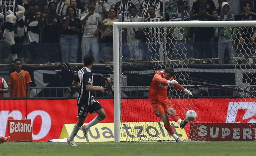 Rafael: o goleiro tricolor protagonizou pelo menos três defesas difíceis para manter o placar inalterado nesta quinta-feira, em Belo Horizonte, se redimindo de falhas recentes que colocaram em dúvida sua condição de titular no time comandado por Luis Zubeldía. Rafael foi o nome do São Paulo contra o Atlético-MG.