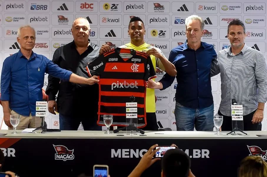 Alex Sandro elogia estrutura do Flamengo em sua volta ao Brasil