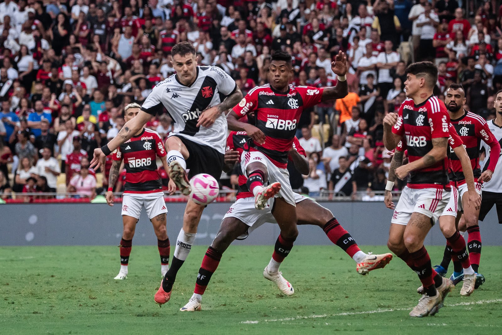 Vasco x Flamengo: dados, formações e onde assistir ao clássico carioca.