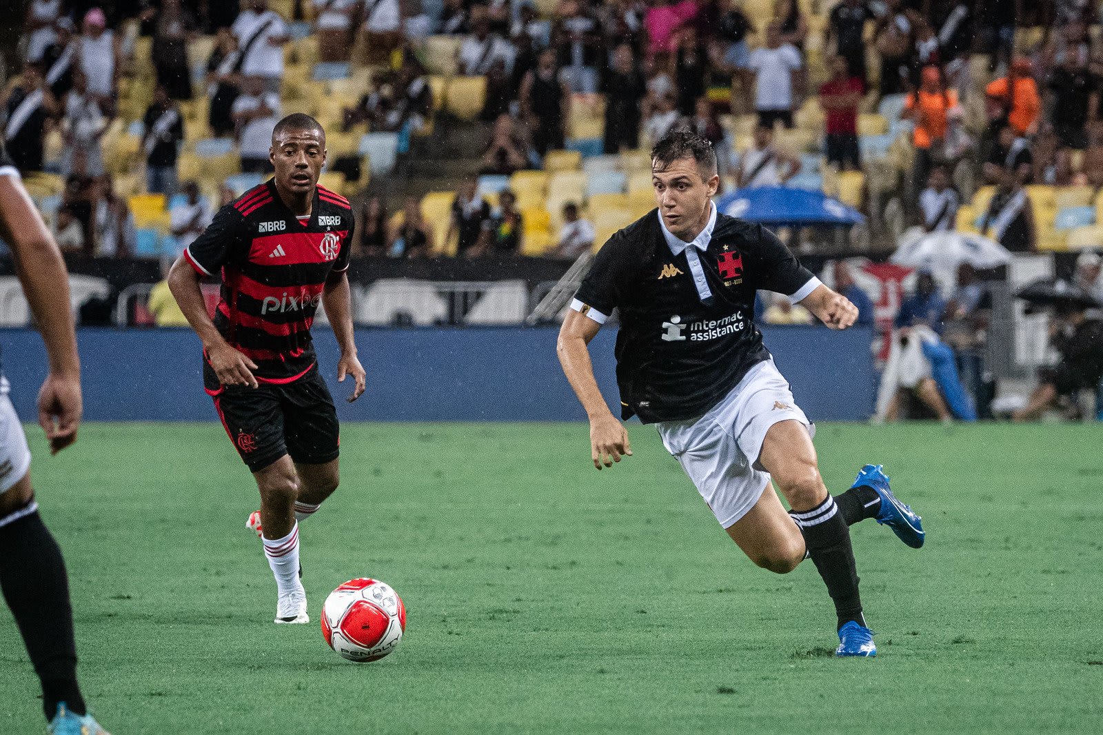 Gabigol desperdiça cobrança e Flamengo e Vasco empatam sem gols no Carioca.