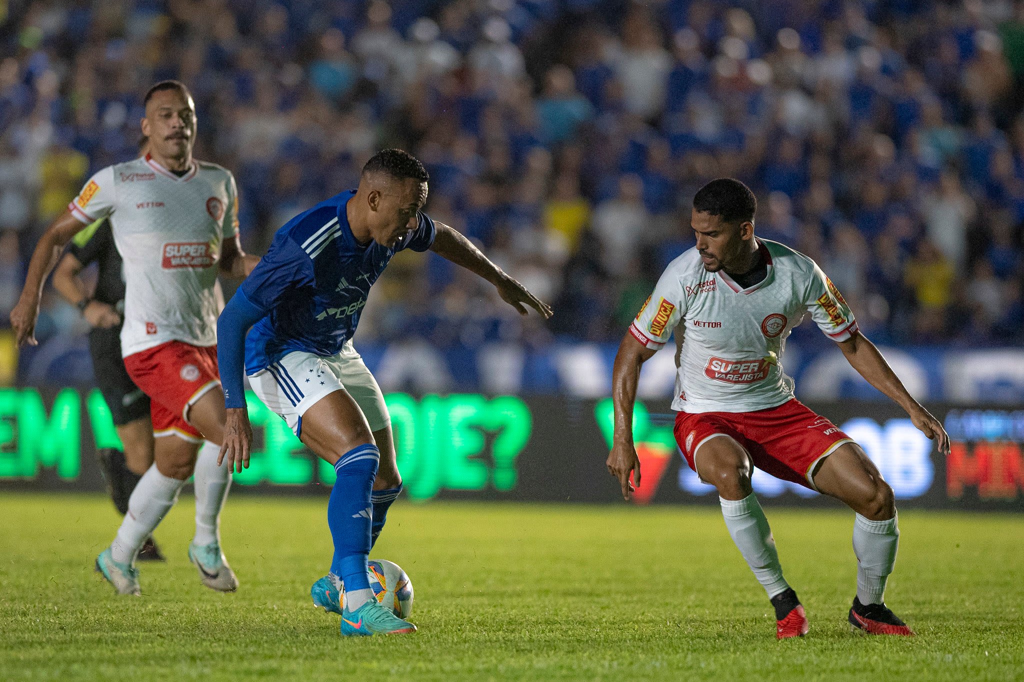 Cruzeiro empata com Tombense mesmo com dois jogadores a menos no Mineiro.