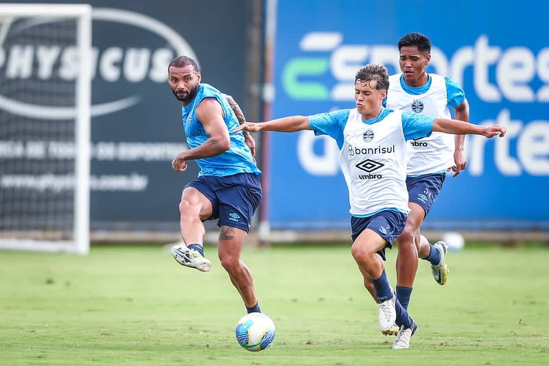 Grêmio inicia preparação para estreia no Brasileirão após revés na Libertadores.