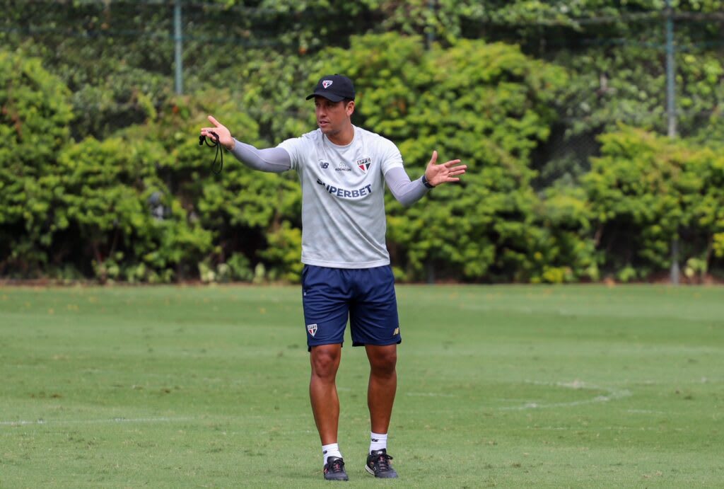 O técnico Thiago Carpini tem uma série de desfalques para o jogo contra o Fortaleza. Desfalques do São Paulo:  Rafinha (fratura na fíbula esquerda), Lucas (lesão no músculo posterior da coxa esquerda), Wellington Rato (sindemose no tornozelo esquerdo), Luiz Gustavo (lesão no tendão de Aquiles da perna direita), Moreira (lesão no músculo reto femoral da coxa direita), Patryck (lesão muscular à esquerda do quadril), Ferreirinha (lesão no músculo adutor esquerdo). Nikão, Sabino e Young também desfalcam o time, já que seguem aprimorando a forma física, (Foto: Divulgação / São Paulo FC)