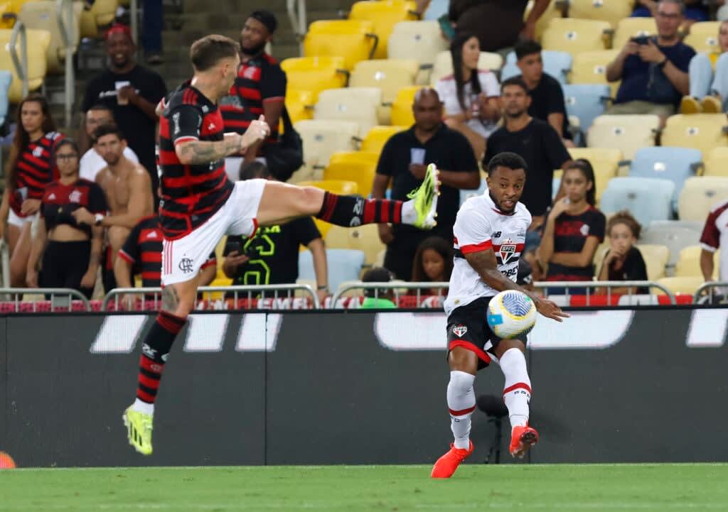 Welington: o lateral esquerdo não conseguiu acertar muitos cruzamentos na área e raramente chegava à linha de fundo inteiro para levar algum perigo à defesa do Flamengo. Seus chutes de fora da área, que já chegaram a ser um ponto forte do seu jogo, também não aconteceram. (Foto: Rubens Chiri/saopaulofc)