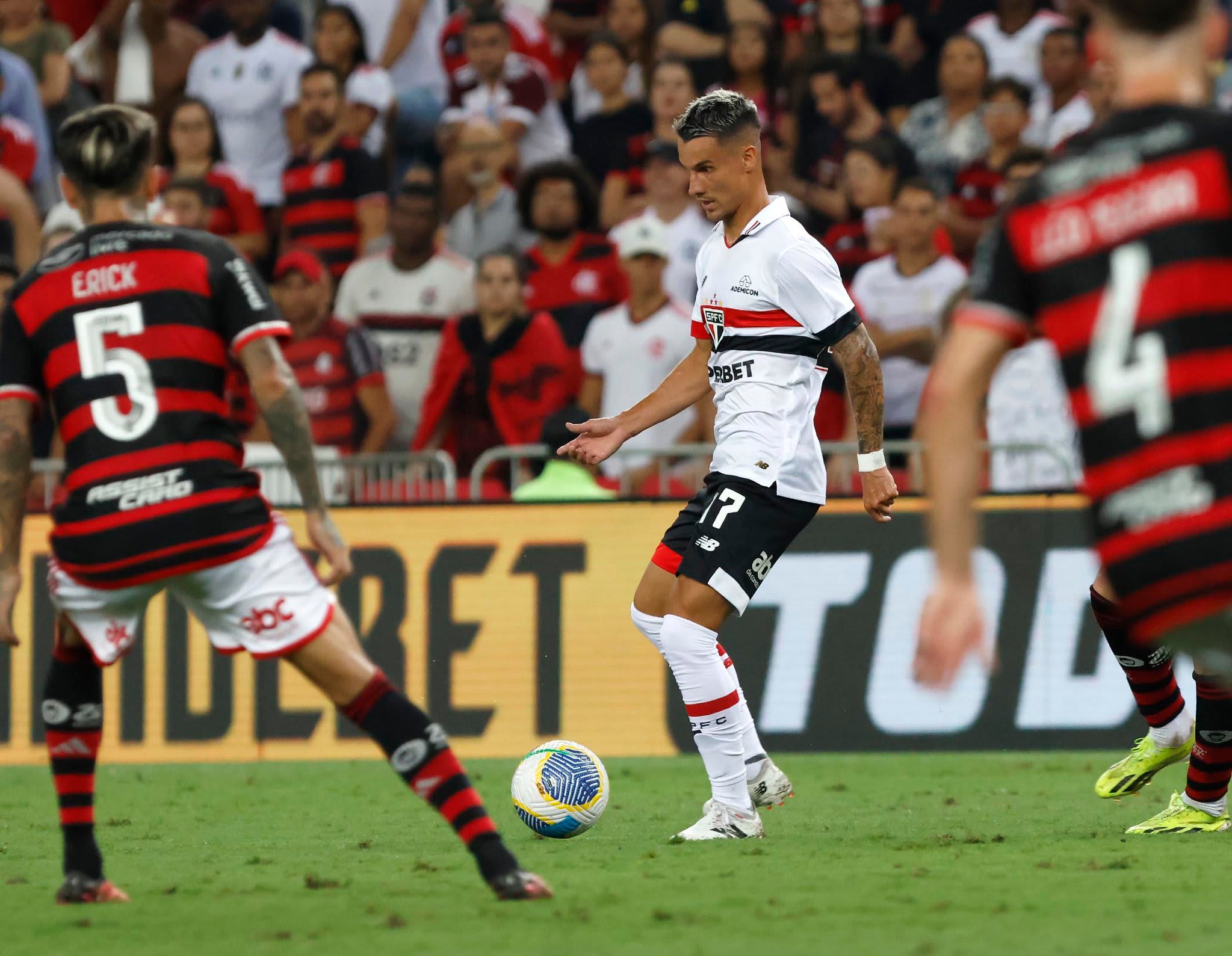 Destaques: Flamengo vence São Paulo por 2 a 1 no Brasileirão.