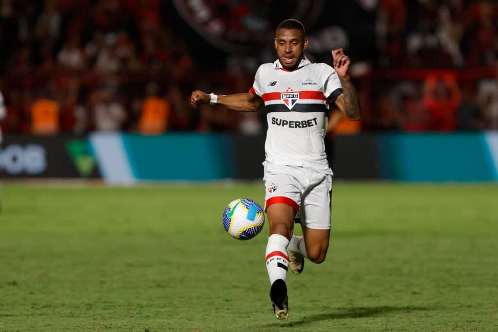 André Silva: um dos melhores em campo com a camisa do São Paulo. Teve liberdade para se movimentar no ataque, deu assistência e mereceu ter saído com um gol. Grande atuação para não sair mais do time titular.